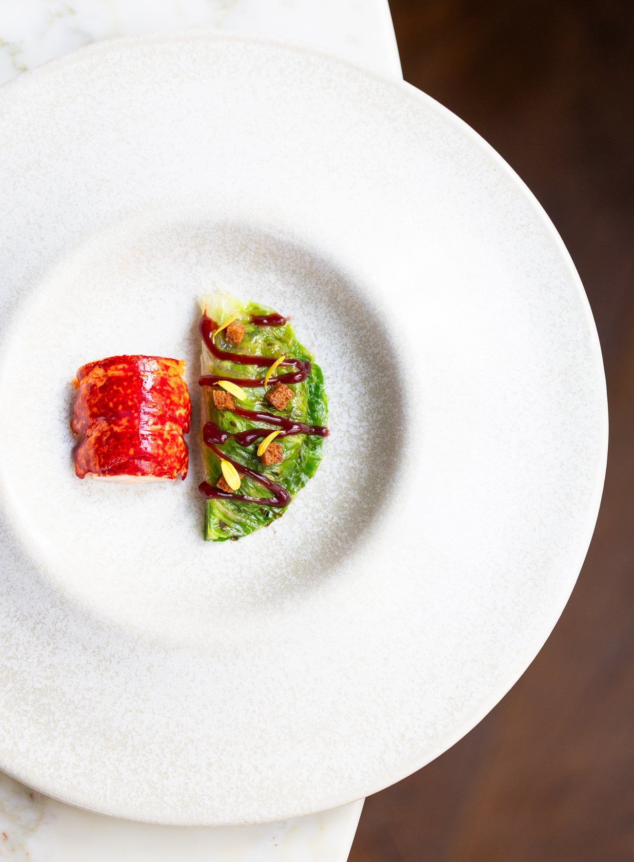 Le homard bleu fumé de la Maison Rostang, feuille de romaine et émulsion iodée