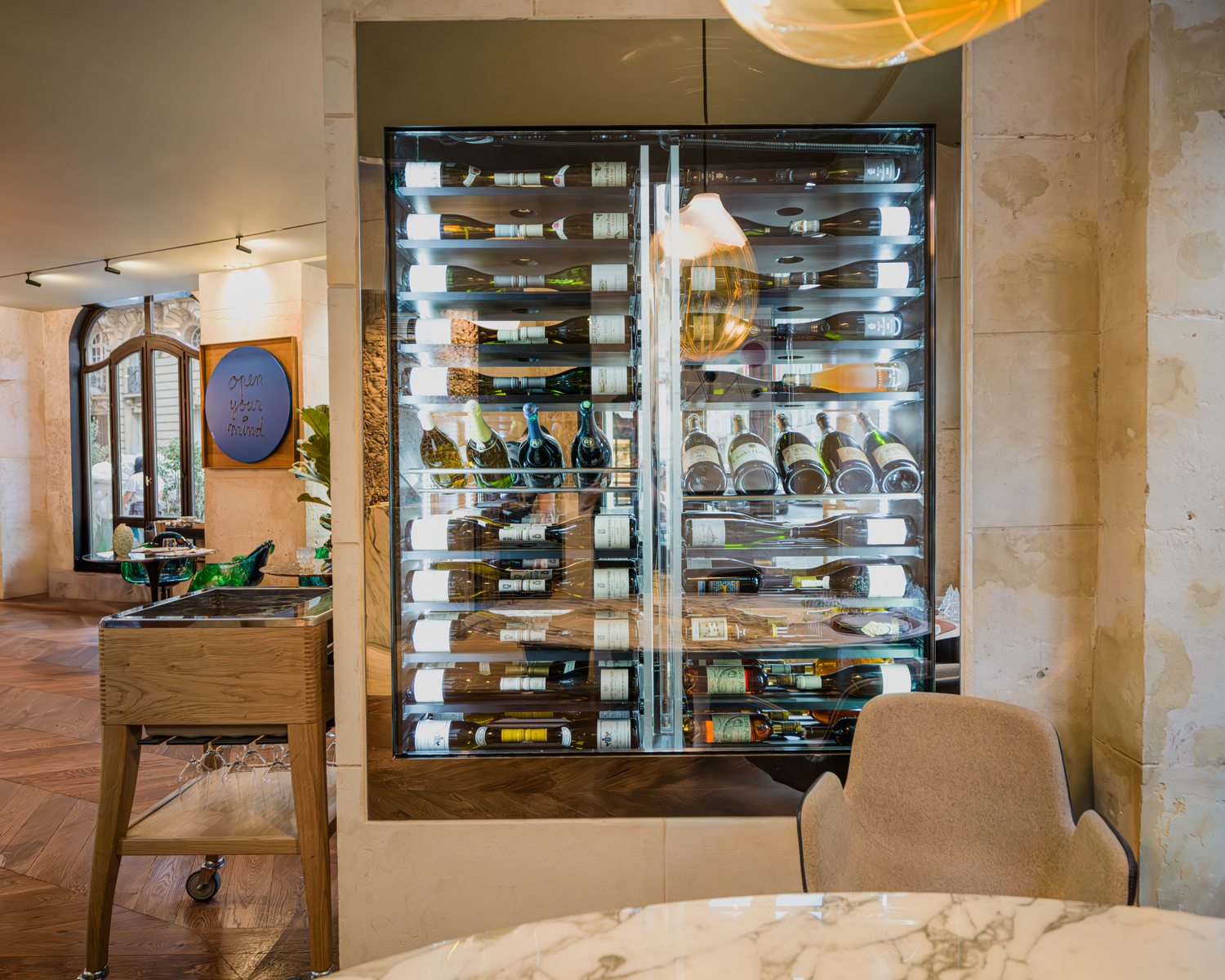 La cave vitrée de la Maison Rostang et sa sélection de vins, en salle
