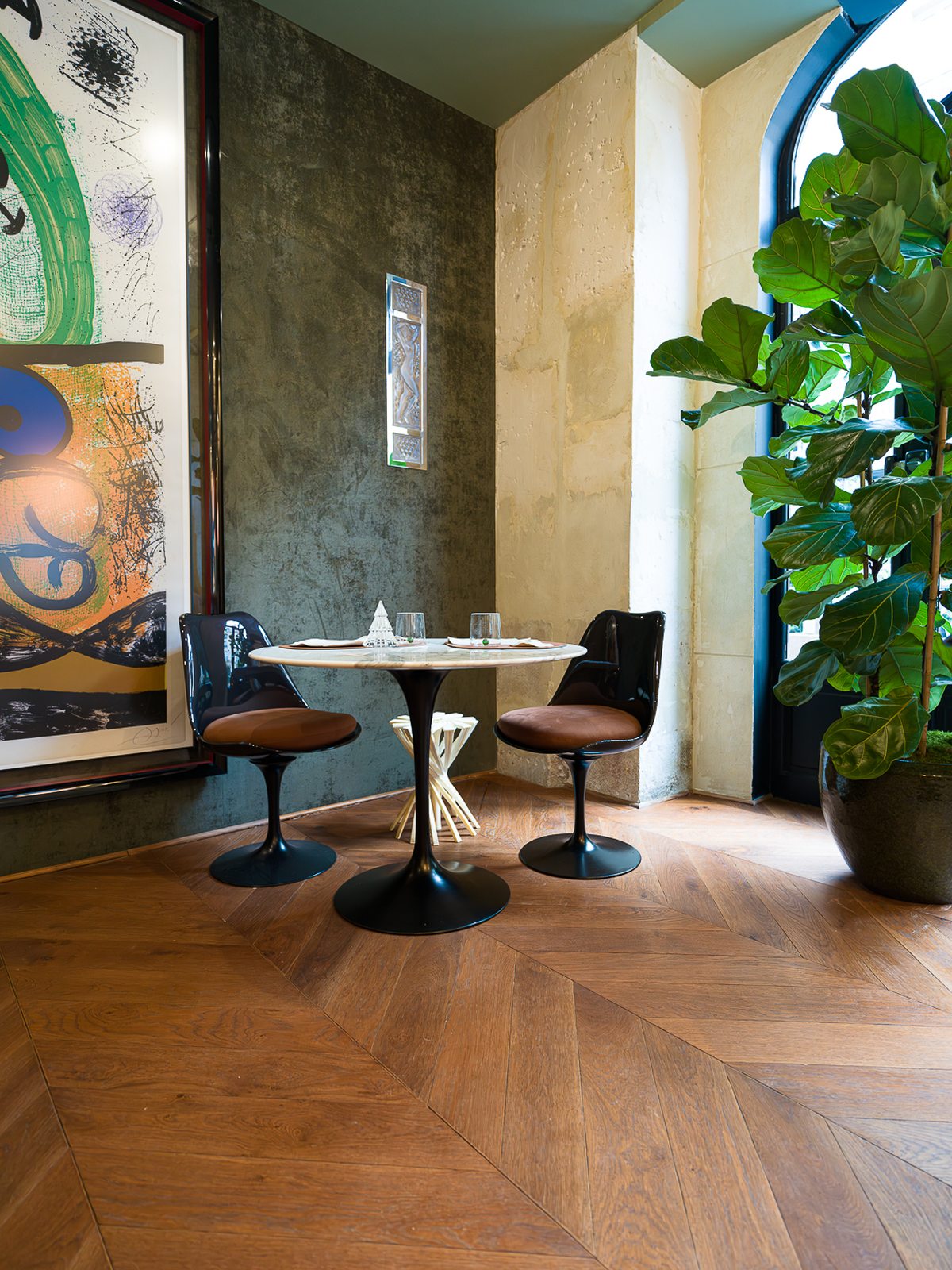 Une table pour deux à la Maison Rostang, sous la fenêtre en ogive